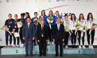 foil woment team podium